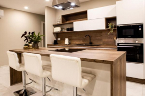 Modern - Central - Close to Beach - 5 Star rating APT